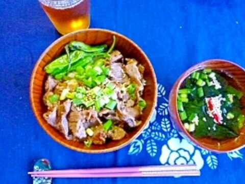 ナツバテしないスタミナ丼とワカメスープ